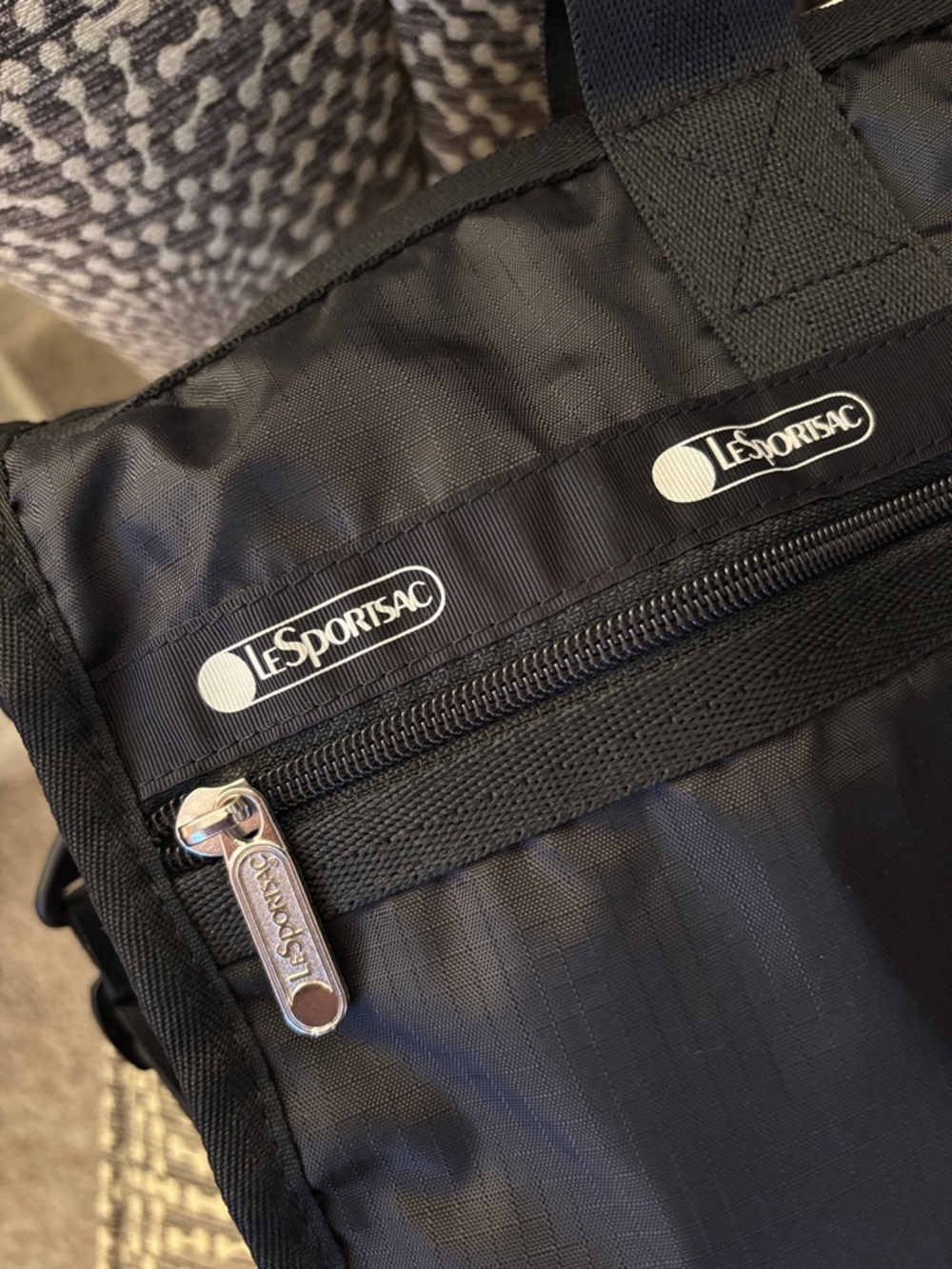 Lesportsac Medium Weekender Black Lightweight Bag Duffle Tote detachable strap - Picture 4 of 15